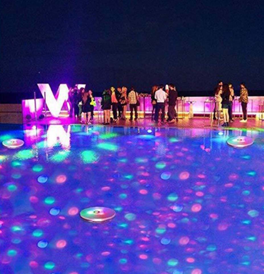 Ledlampor som lyser upp en pool på en fest. Dessa lampor är perfekta för alla slags vattenmiljöer där det behövs lite extra diskoljus